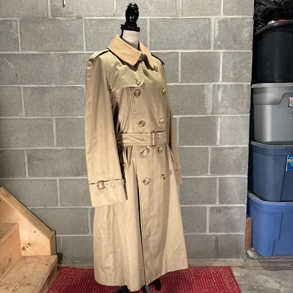 Burberry trench coat. - Picture 3 of 16